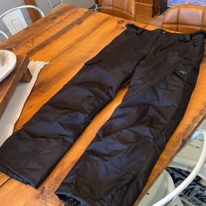 Nwot never worn men’s xl snow pants runs slightly smaller then usual xl